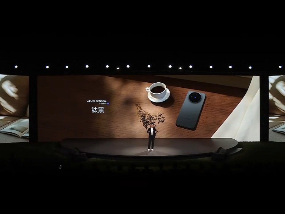 vivo X300s有四款配色胶片绿、梦核紫、银白、钛黑，这个胶片绿是真的很独特