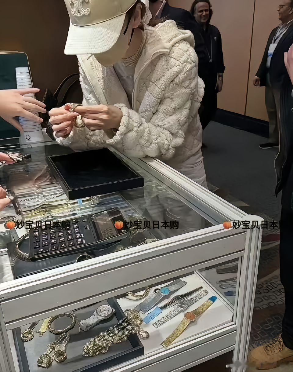 珠宝店偶遇angelababy和经纪人网友在珠宝展偶遇angelababy，Ki