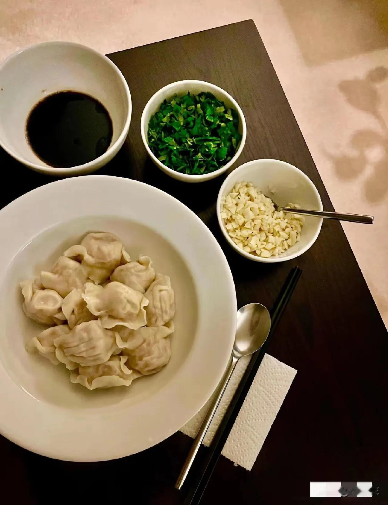 这就是年夜饭。简简单单一盘饺子，陈醋、蒜末、葱花。为什么如此寒酸？
这可是全中国