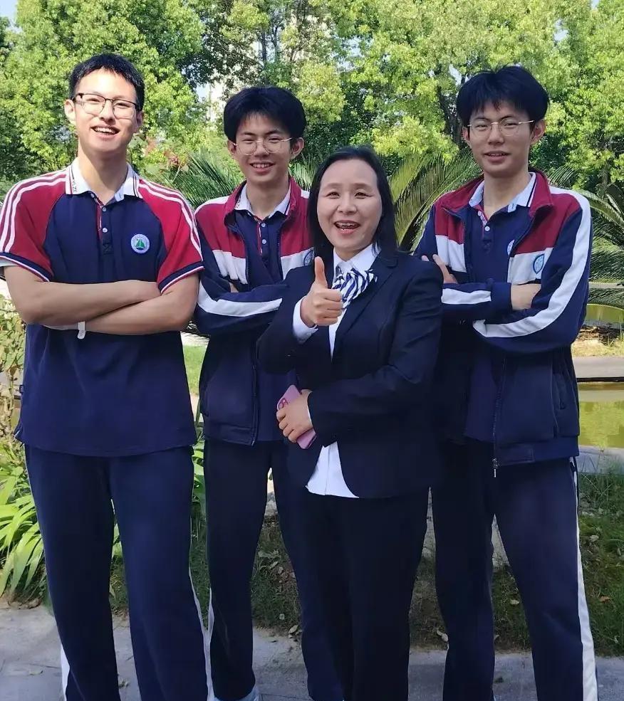 哥哥 678 分，弟弟 677 分，相差仅 1 分，双双被中国科学院大学计算机科