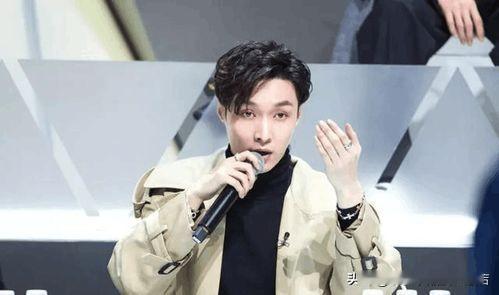 12月14日，张艺兴因紧急返京参加国家话剧院重要活动，缺席EXO三年合体见面会，