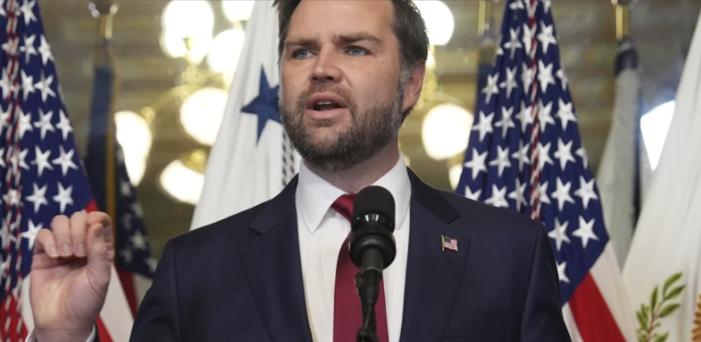 美国演了几十年的中东正义大戏，终于被自家副总统亲手拆台，彻底露馅了！

长久以来