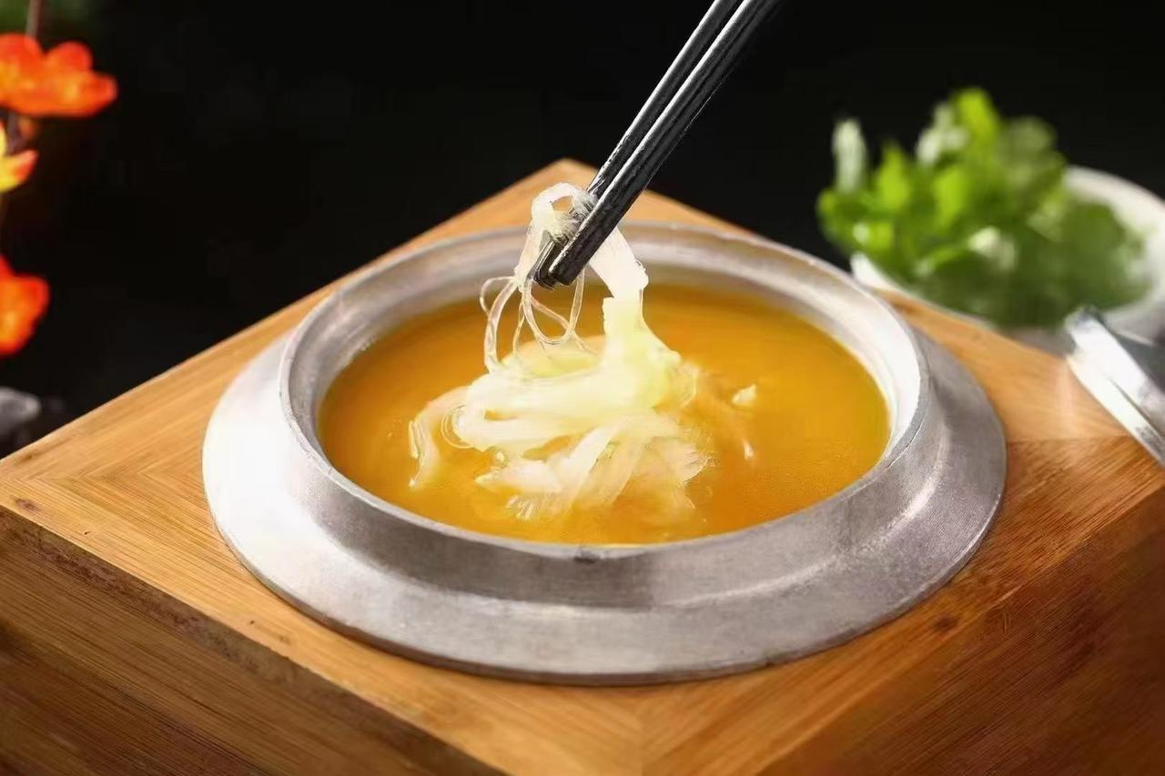 热腾腾的汤里夹着爽滑的鱼翅