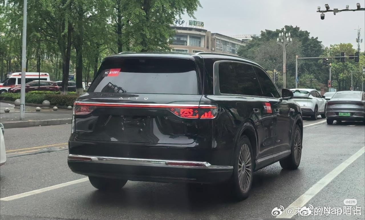 整体线条相对于之前的圆润多了些硬朗给人感觉更加有力量感，质感更好了注意C柱上方，