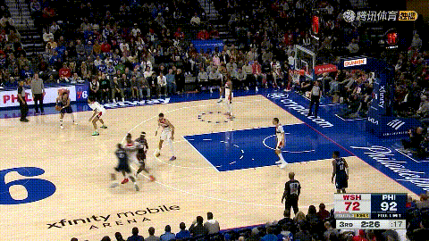 奇才新星惠特摩尔终于出了一口恶气！在今天奇才客场挑战76人的比赛中，当时比赛进行