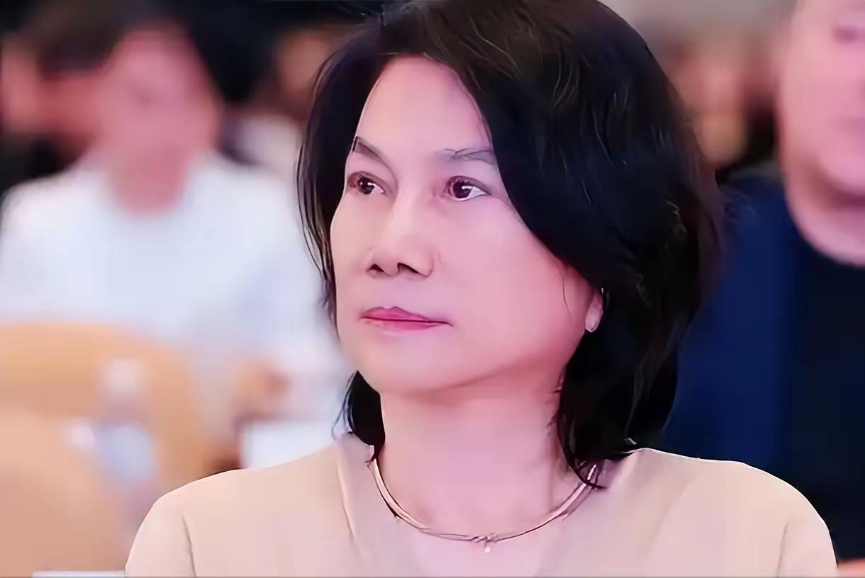 董明珠72岁挂帅办技校，报名火爆引深思，一招就戳中了教育痛点
董明珠又上热搜了。