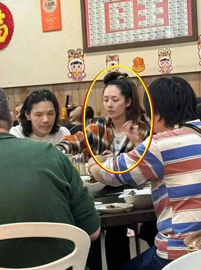 郭碧婷和向佐在餐厅聚会时打扮朴素，没有明星架子，引起粉丝热议。郭碧婷素颜，穿着随