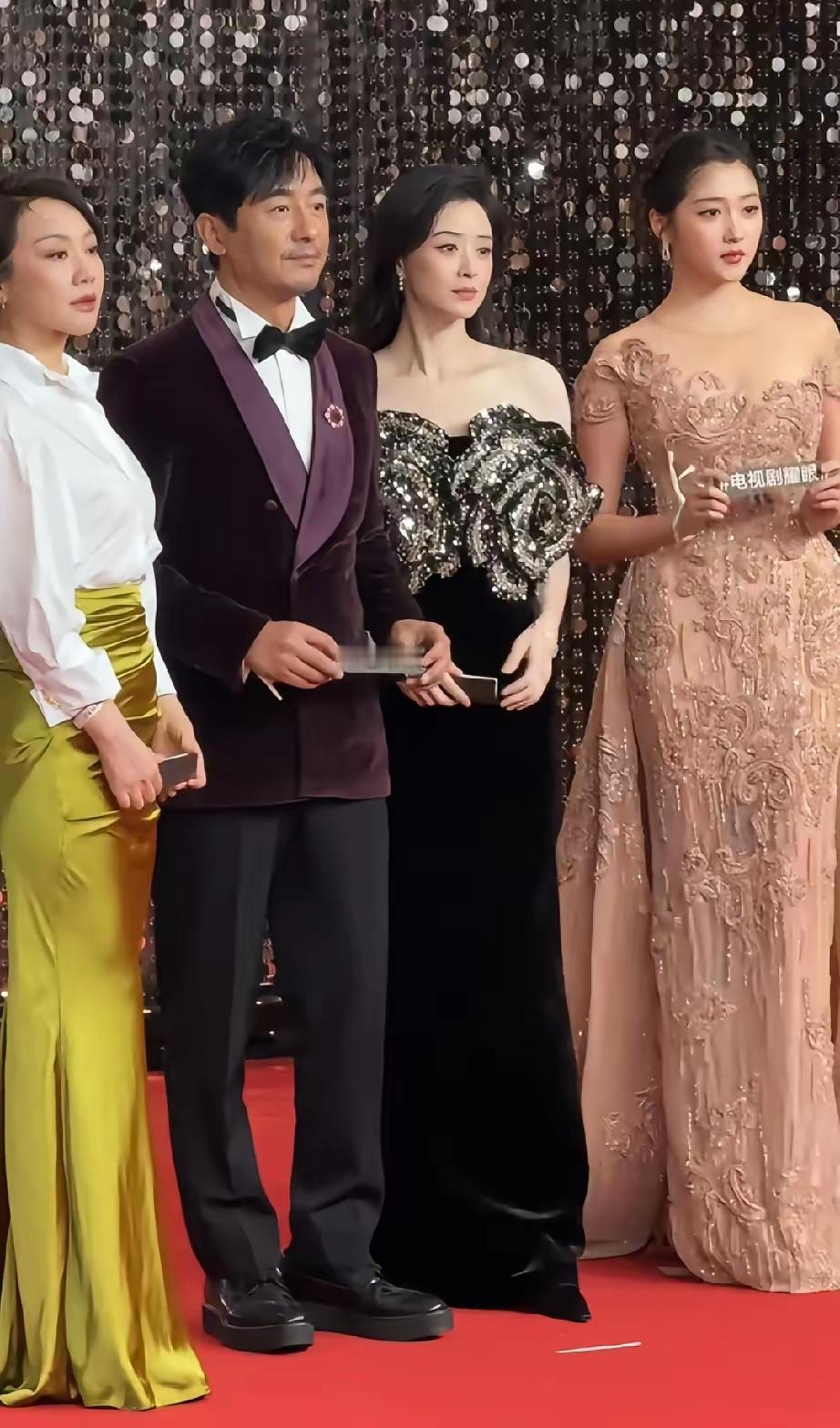 蒋欣这状态也太能打了吧！
 
一开始看照片，还以为是礼服显白，心里嘀咕是不是光线