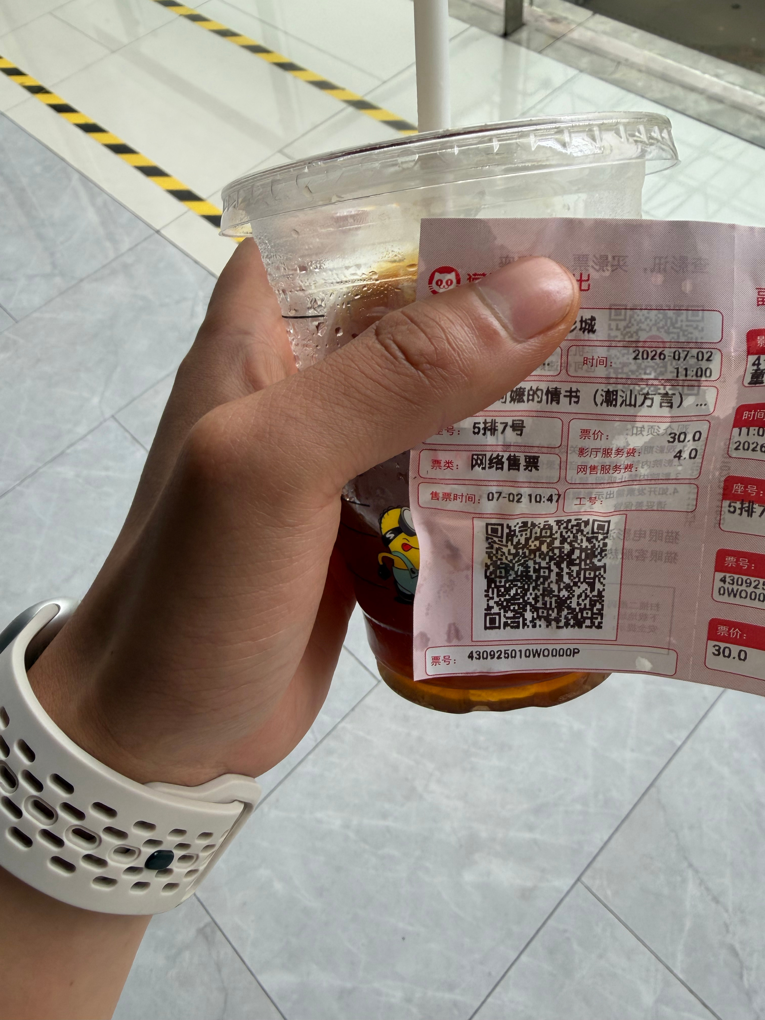 今天早起送小孩哥小孩姐去高铁站，恰巧星期四，在我姐那骗了五十块钱，顺势出来包场补