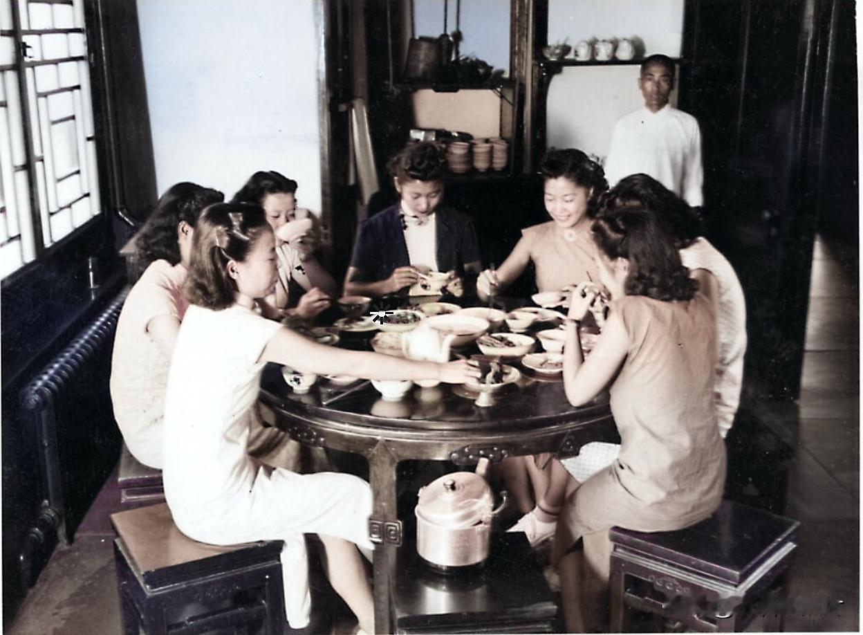 你敢相信吗？这是1941年燕京大学女生食堂，7位优雅进餐女大学生面前餐桌上，摆满