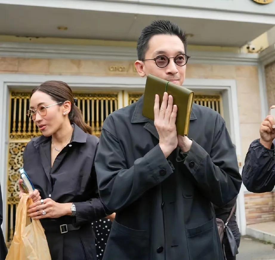 感觉钦那瓦家族下一步，会将图片中的男子推出去参政！
近日，佩通坦的姐姐姐夫去了监