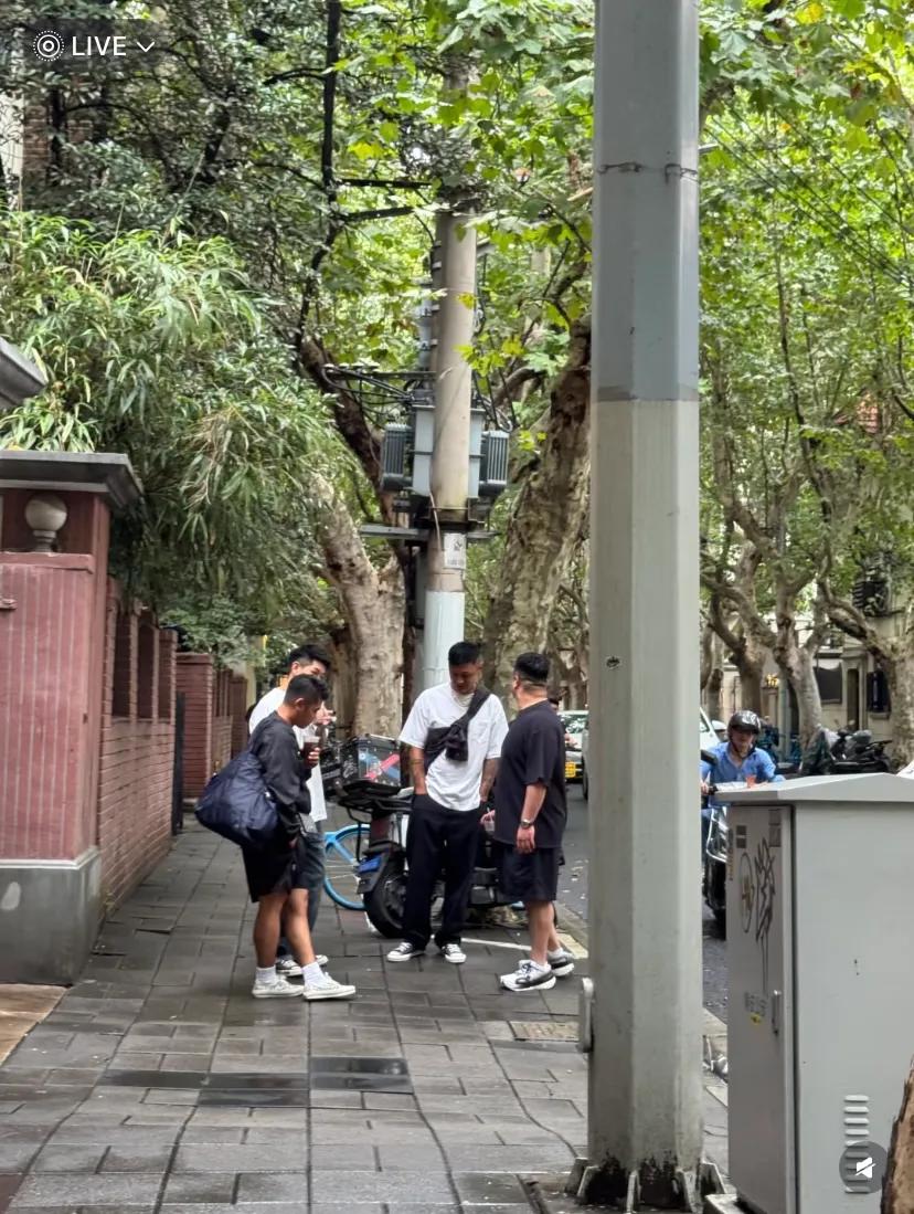 上海街头，偶遇余文乐！网友调侃，部分男明星的归途都是本山？[捂脸]