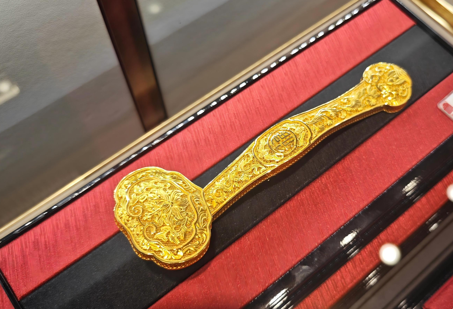 【#周大福部分门店已收涨价通知# 】随着国际金价大涨，黄金饰品价格也水涨船高。2