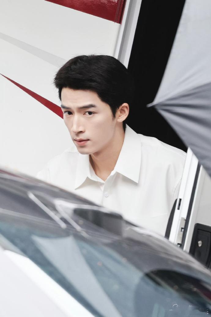 王星越冯河当上新郎官了王星越冯河当上新郎官了，王星越暴虎冯河结婚造型路透，灰色西