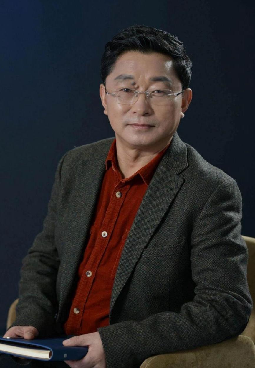 阿来：从藏区山村走出，以笔墨承载雪域百年沧桑
 
阿来出生在藏区一个小山村，父亲