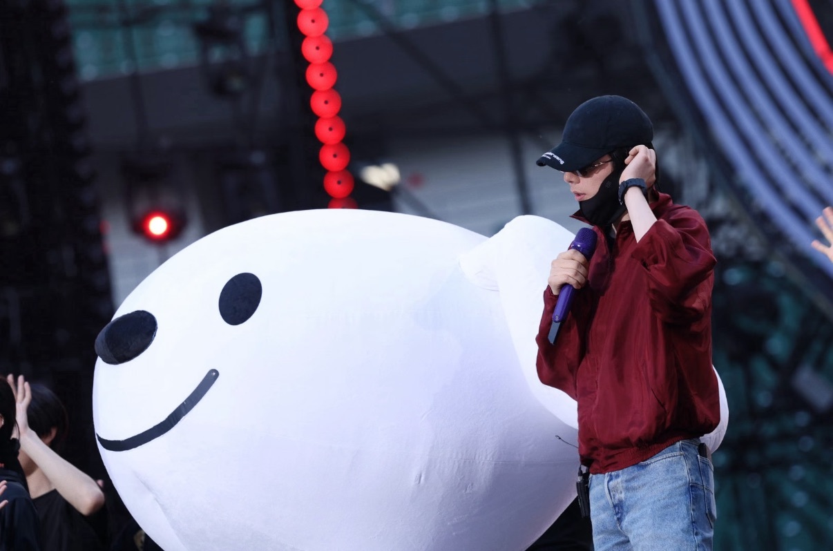 以前总觉得怎么会有人听首歌就会被感动到哭呢？晚上听了京东夏日歌会的刘宇宁表演，一