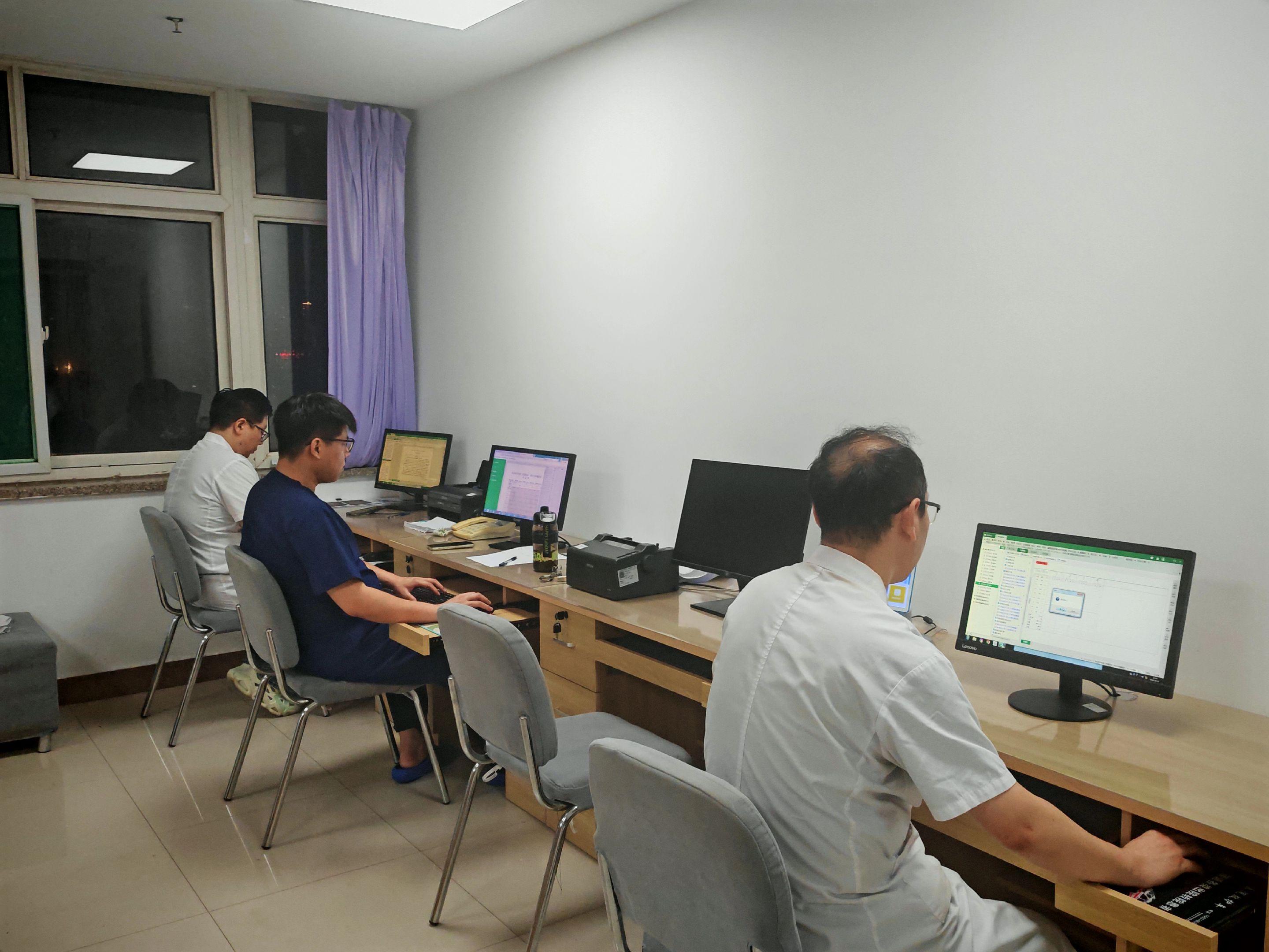 昨天晚上21:50，路过病区，随手拍了几张。     白天的喧嚣刚刚褪...