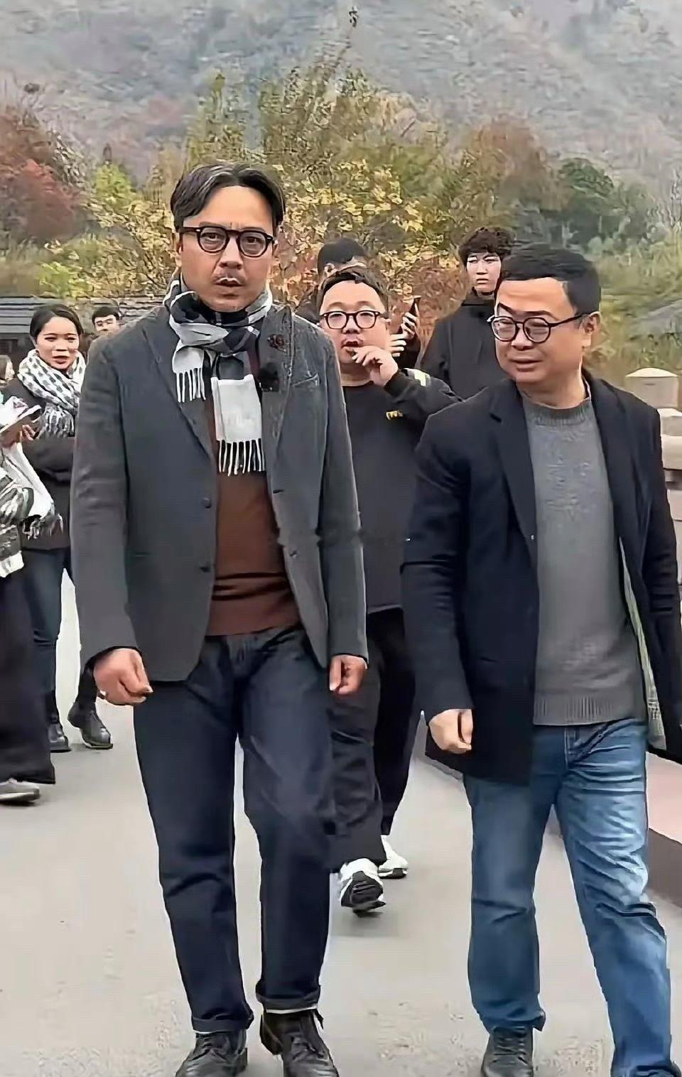 汪涵参加活动满头白发好明显，他才50岁呀，看着像六七十岁的老头，一代名嘴也老了。