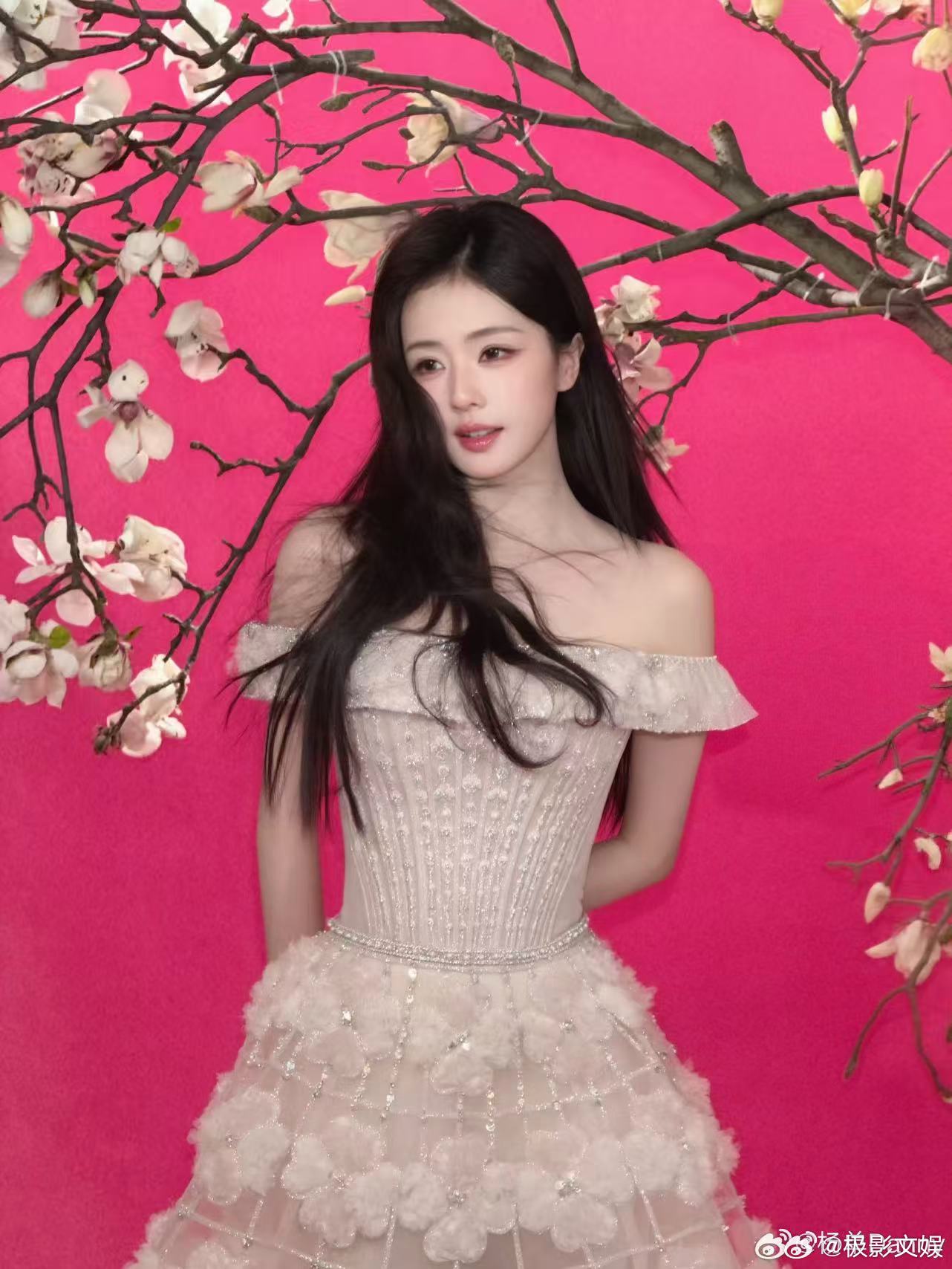 杨单为白鹿化的水光肌妆杨单给白鹿化的水光肌妆杨单为白鹿化的水光肌妆，很美，真是不