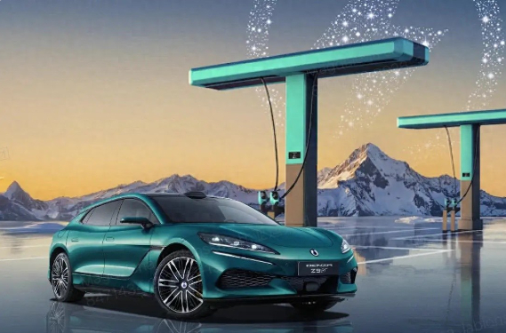 比亚迪闪充桩又有新动作5分钟就能把电量充到70%，补能效率拉满。这次正式进军欧洲