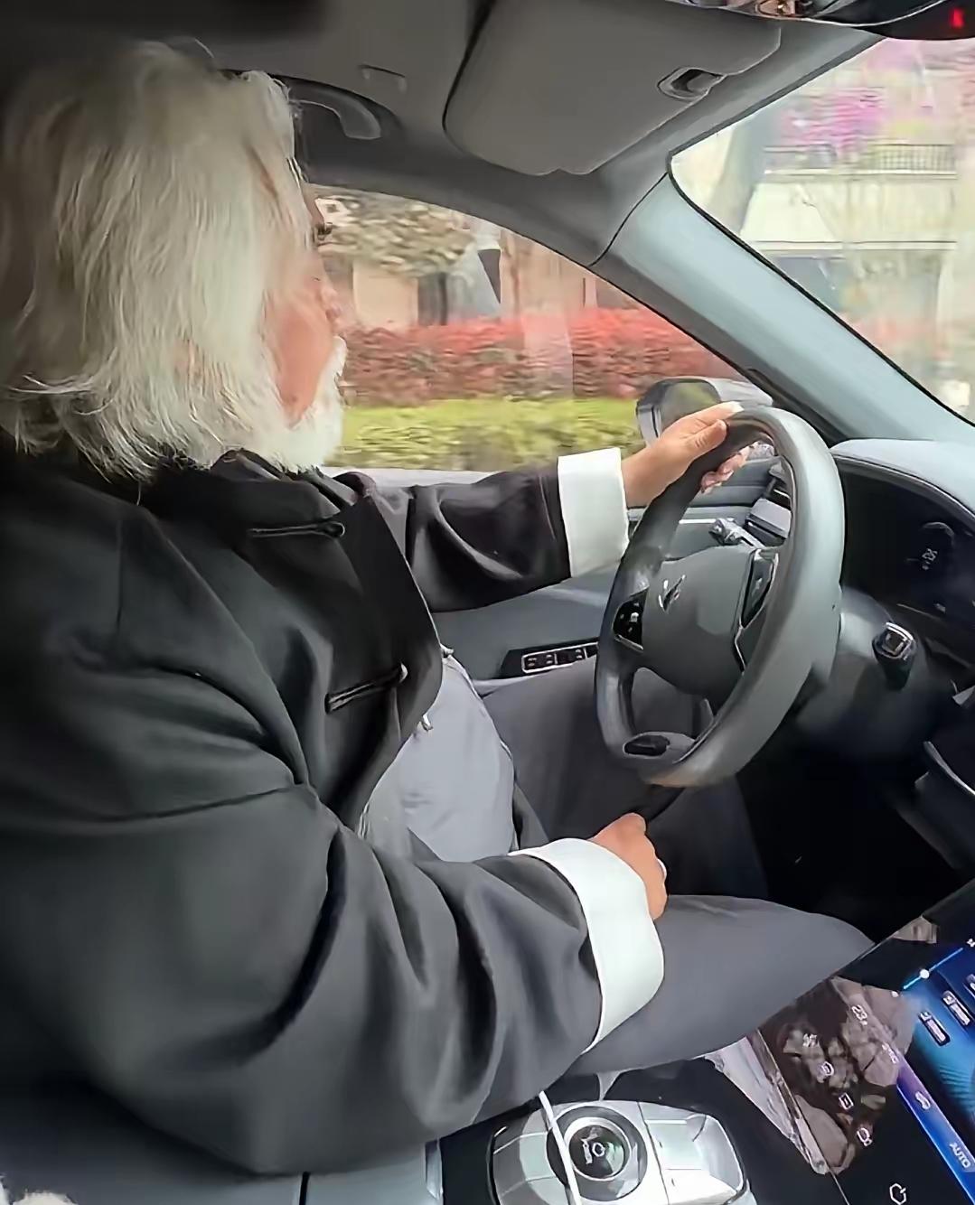 张纪中一把年纪，精力旺盛，开车带老婆孩子出来游玩，一家六口同框画面温馨又幸福！