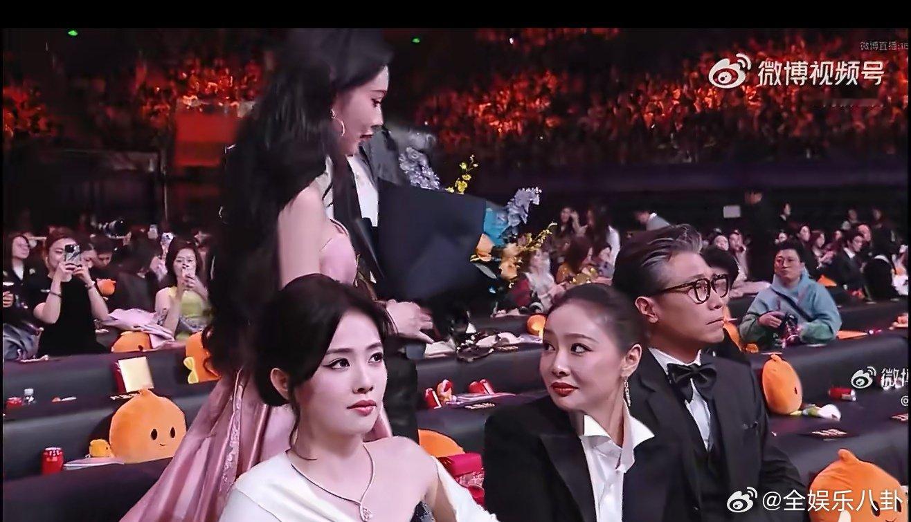 白鹿咬后槽牙 白鹿咬后槽牙的样子也太可爱了吧，小表情超生动，完全藏不住情绪的样子