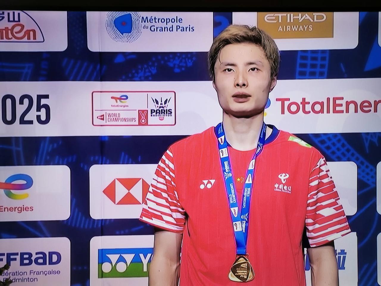 石宇奇勇夺羽毛球世锦赛男子单打冠军。
可喜可贺！
