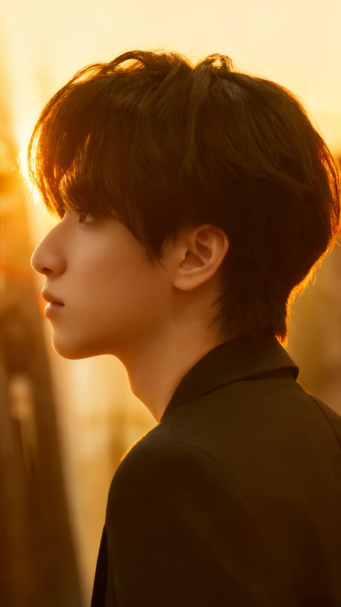 严浩翔怎么穿这样 救命吧严浩翔把短T穿的这么欲，男神可以轻点帅否？？？？ ​​​