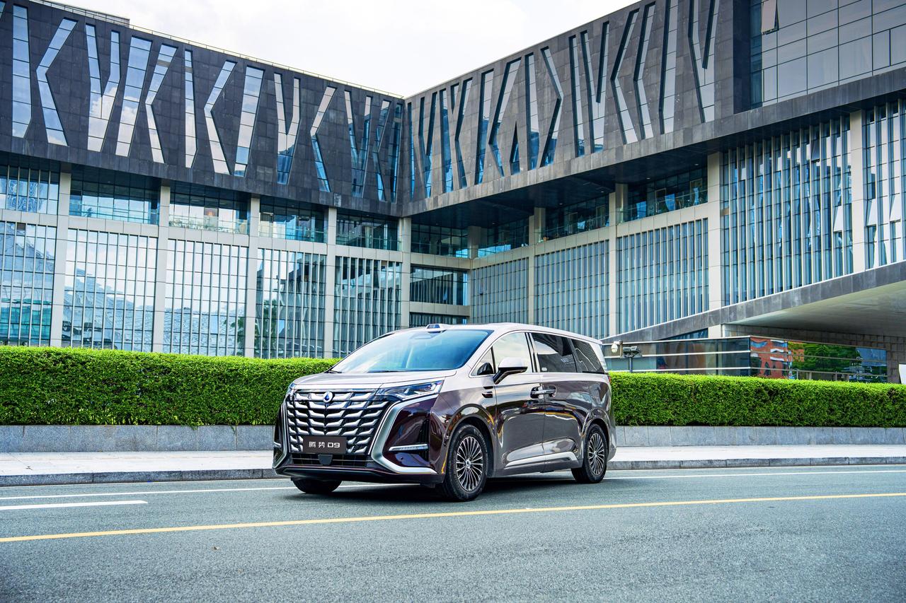 速来偶遇！腾势D9至尊版流动的艺术品。