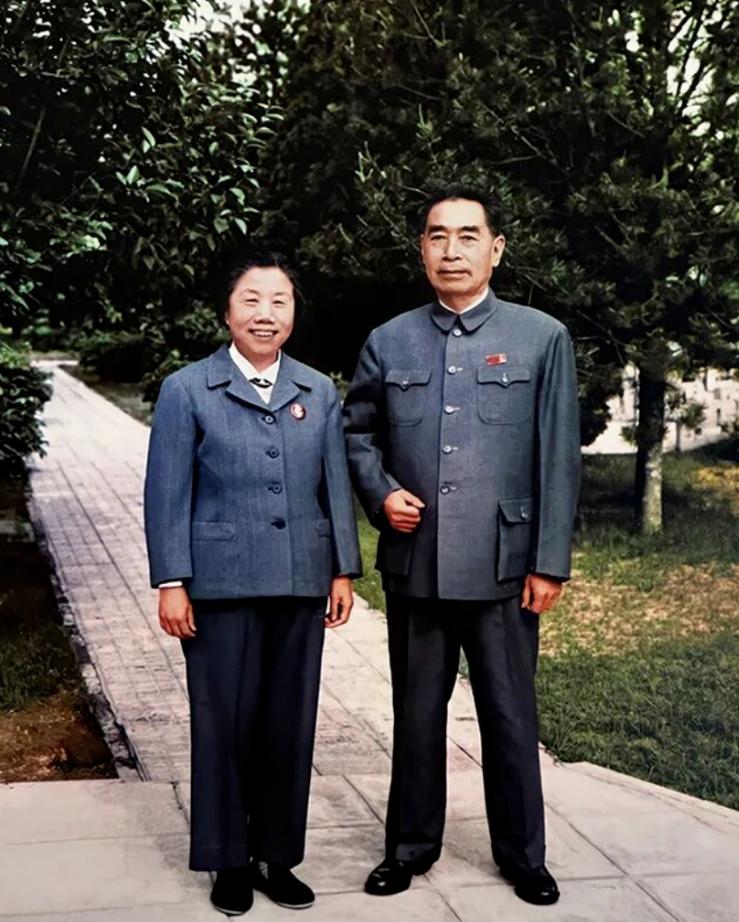 周恩来与邓颖超携手走过半生，却没有属于自己的孩子。邓颖超曾经两次怀孕。第一次因为