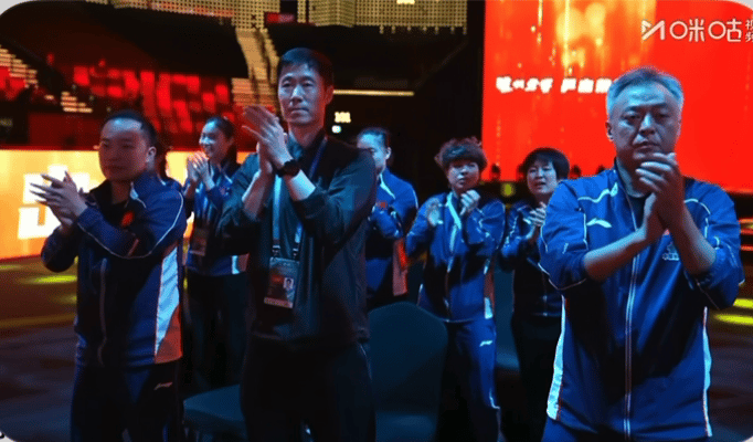 老琳是“暖暖泪含光”领导也站起来鼓了好久终于下班了！（这老腰一天坐着 还得坐有坐