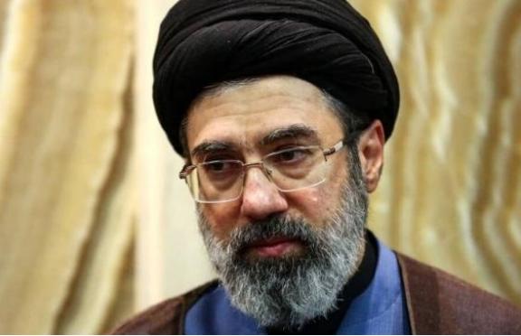 下令全面封锁伊朗后，特朗普送中国一句话，他知道：若按不住中国，美国就前功尽弃。