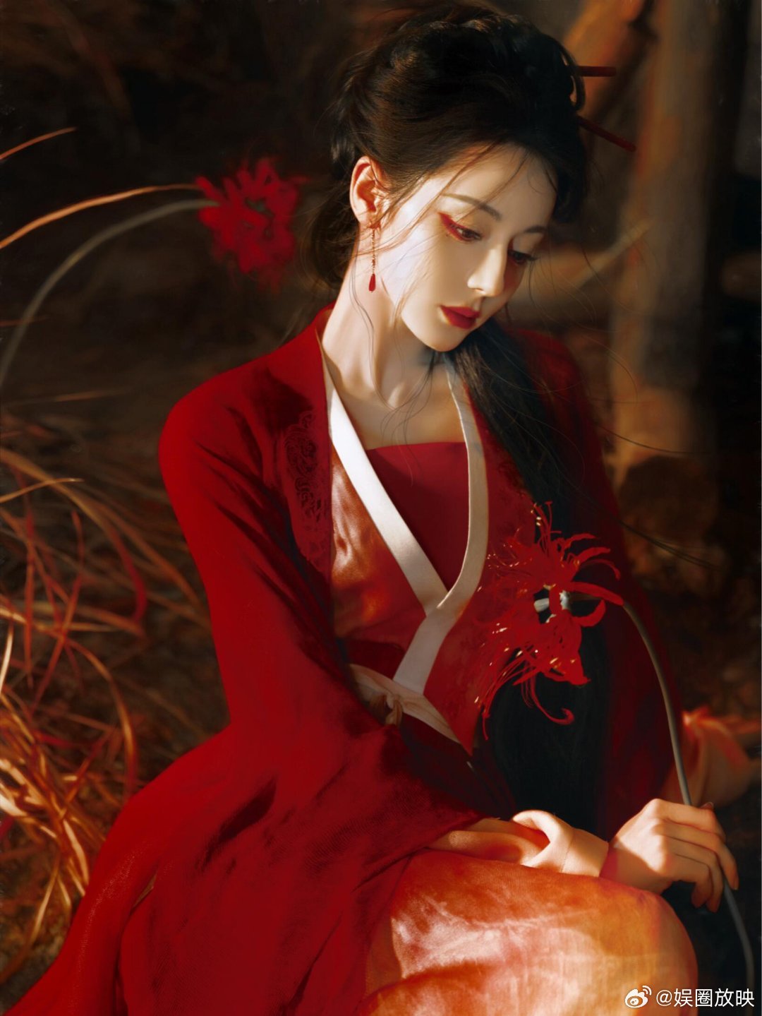 热巴贺思慕孤独又灿烂的神绝了！半躺灯上出场的贺思慕直接封神！鬼界妈咪的威压感拉满