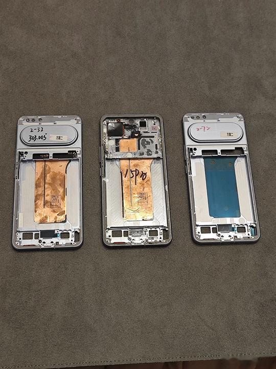 疑似小米15 Pro的中框原型机废案，以及MIX Fold5的原型机废案。应该也