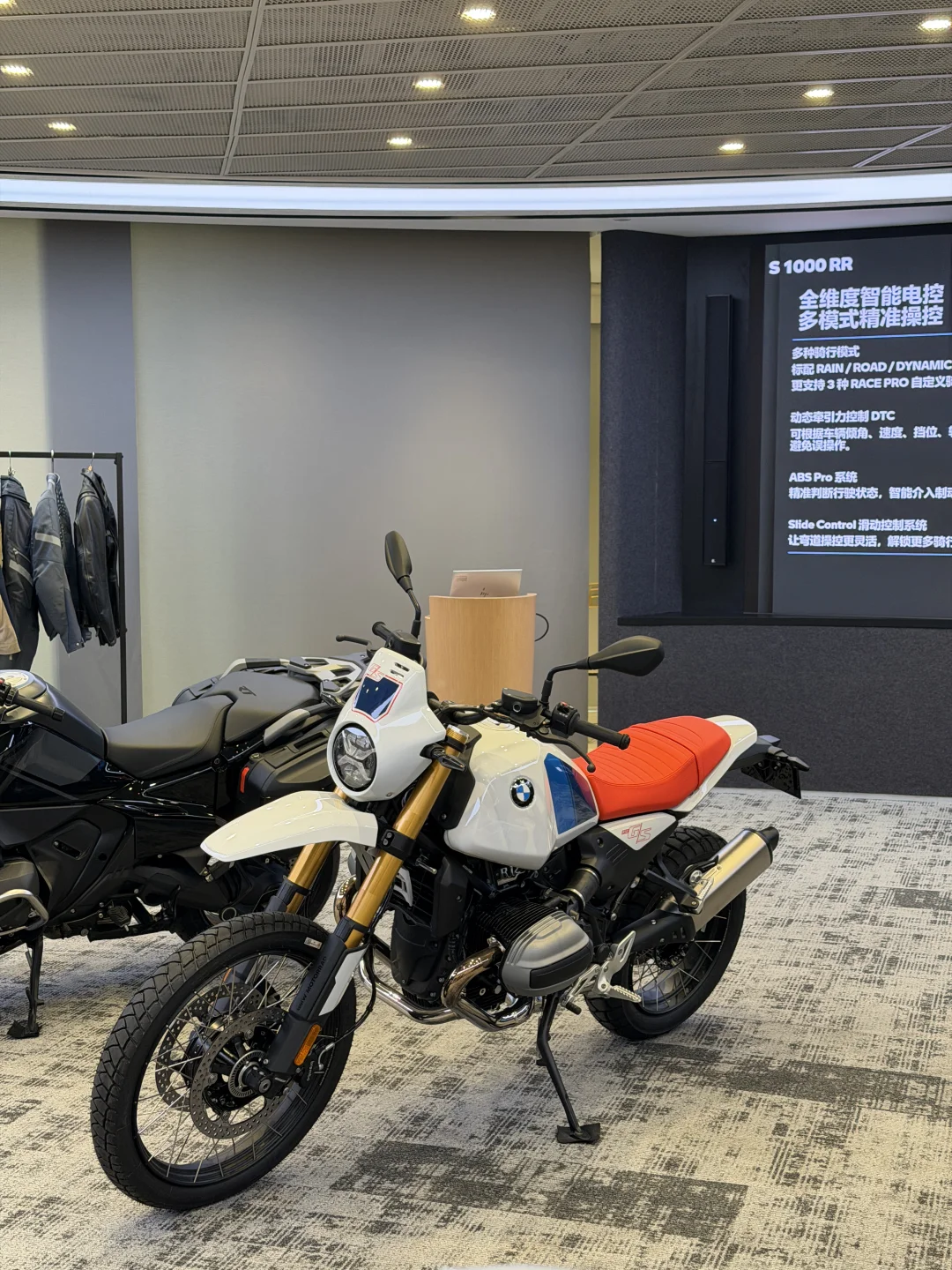 17.99 万起！宝马 R12 G/S 太帅了