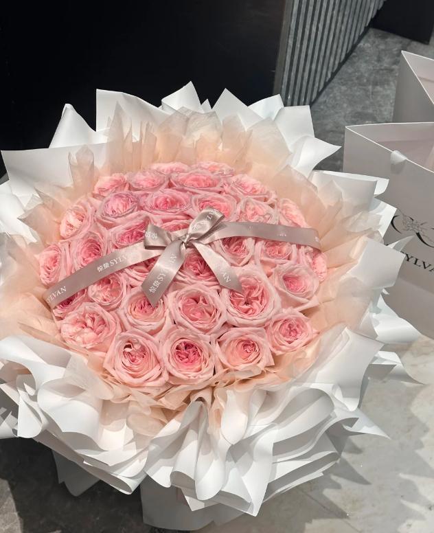 “总有一个人的出现 让你觉得人生值得，就像《疯狂动物城》的尼克和朱迪 ”——午安