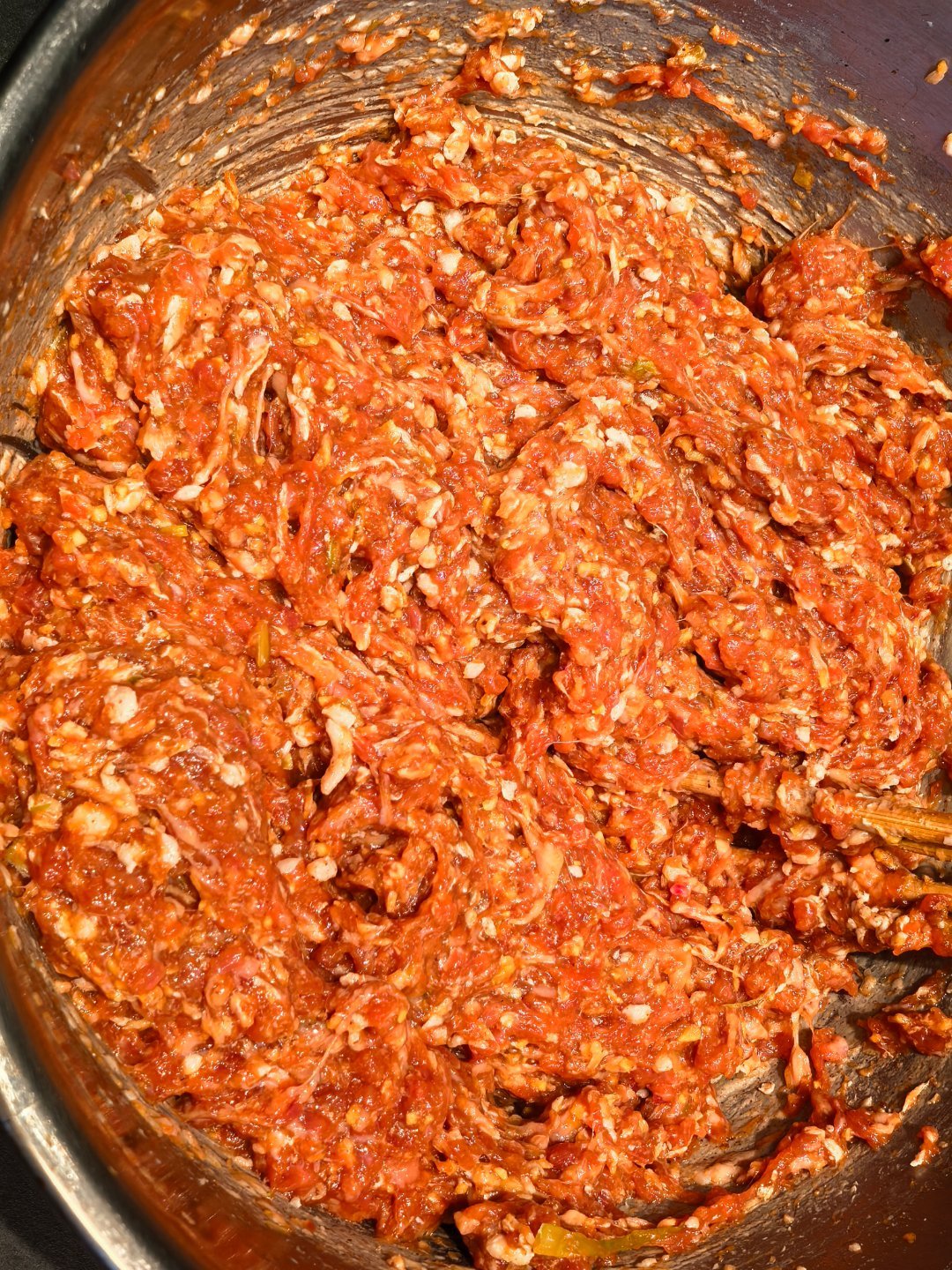 今天包个沙葱羊肉水饺沙葱跟普通葱不一样，没有那种冲鼻子的辣味。它更像韭菜的嫩，又