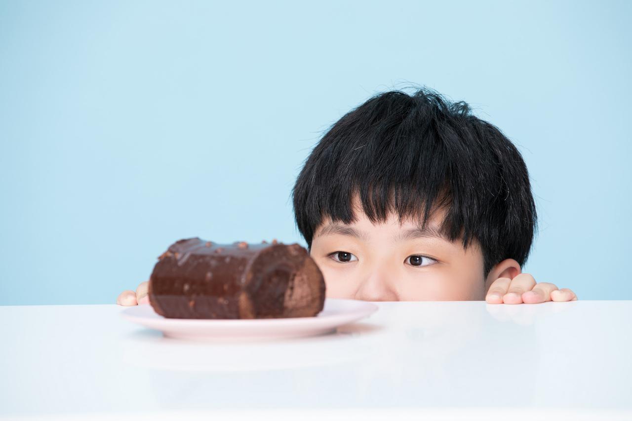 想在暑假快速养废一个孩子，
只需要简单3步。
很多家长都入了坑。

1、饮食不规