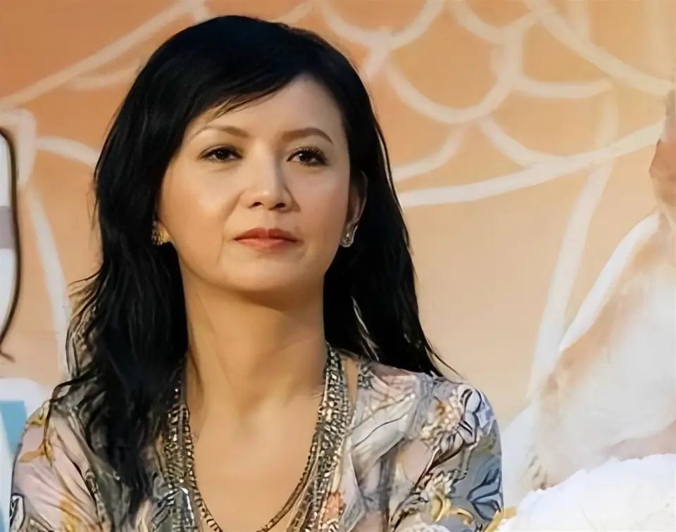 曾华倩与梁朝伟同居6年分手，独自把儿子养成骄傲，1985 年曾华倩凭《雪山飞狐》