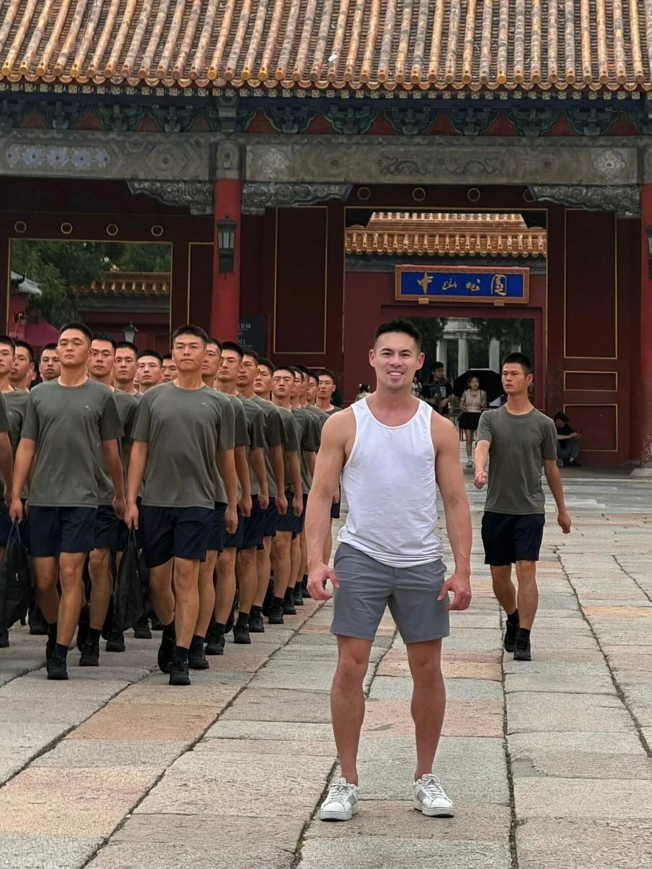 前路浩浩荡荡，万事尽可期待。 ​​​