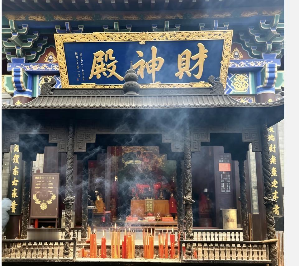 点赞，顺便留下一句“祝我今年下半年顺顺利利，发大财”相信神仙会保佑你的。好运冲上
