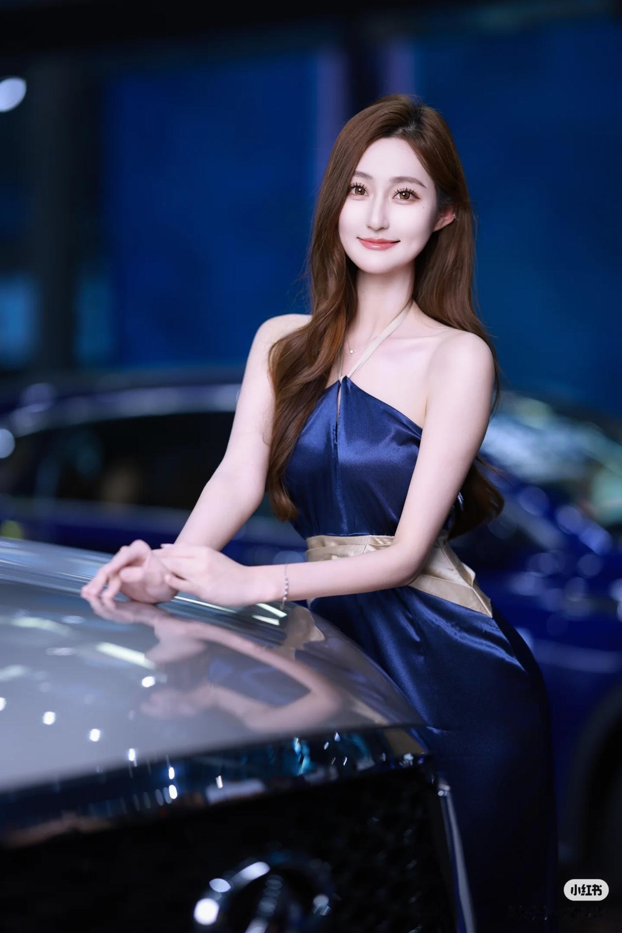 优雅与性感，你会怎么选美女车模穿搭写真