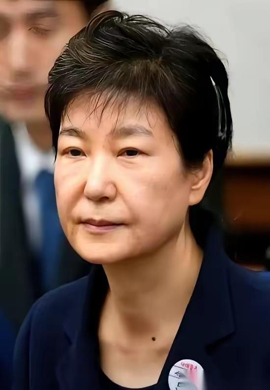 韩国政坛这波操作，真的太狠了，简直是不留半点余地。

同一天，两个前总统同时栽跟