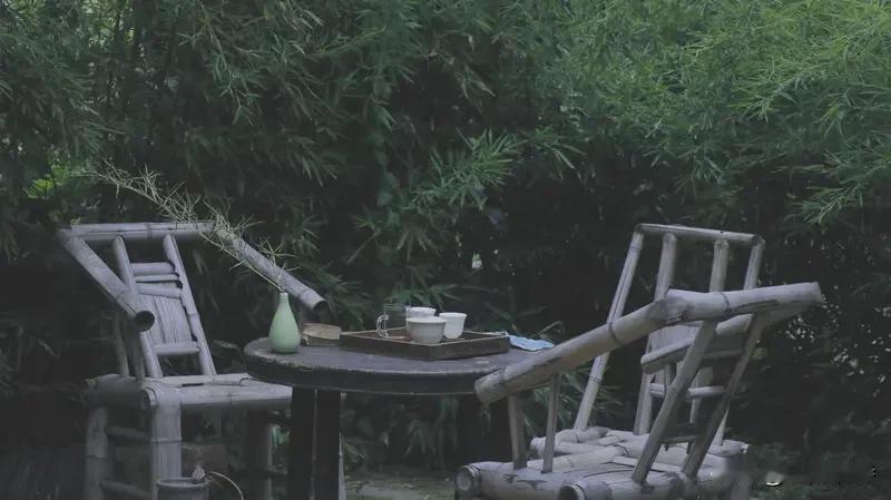 这上联“菊前把酒怜香夜”，画面感十足。仿佛能看到一个人在菊花前手持酒杯，怜惜着这