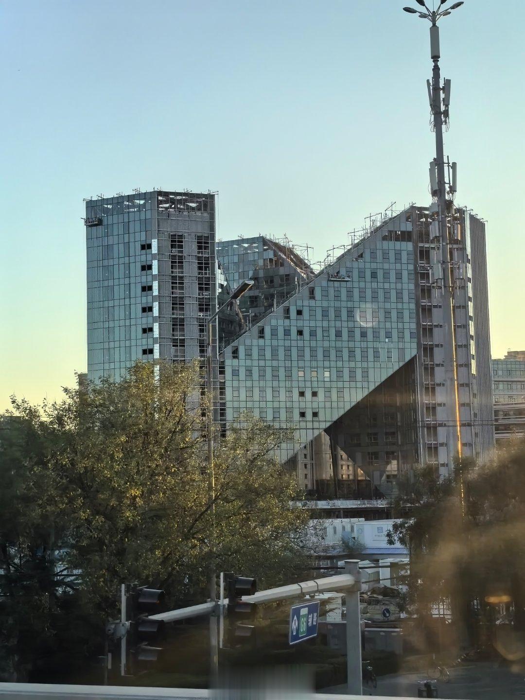这个建筑很特别啊，完美的浪费了建筑面积。[吐舌]