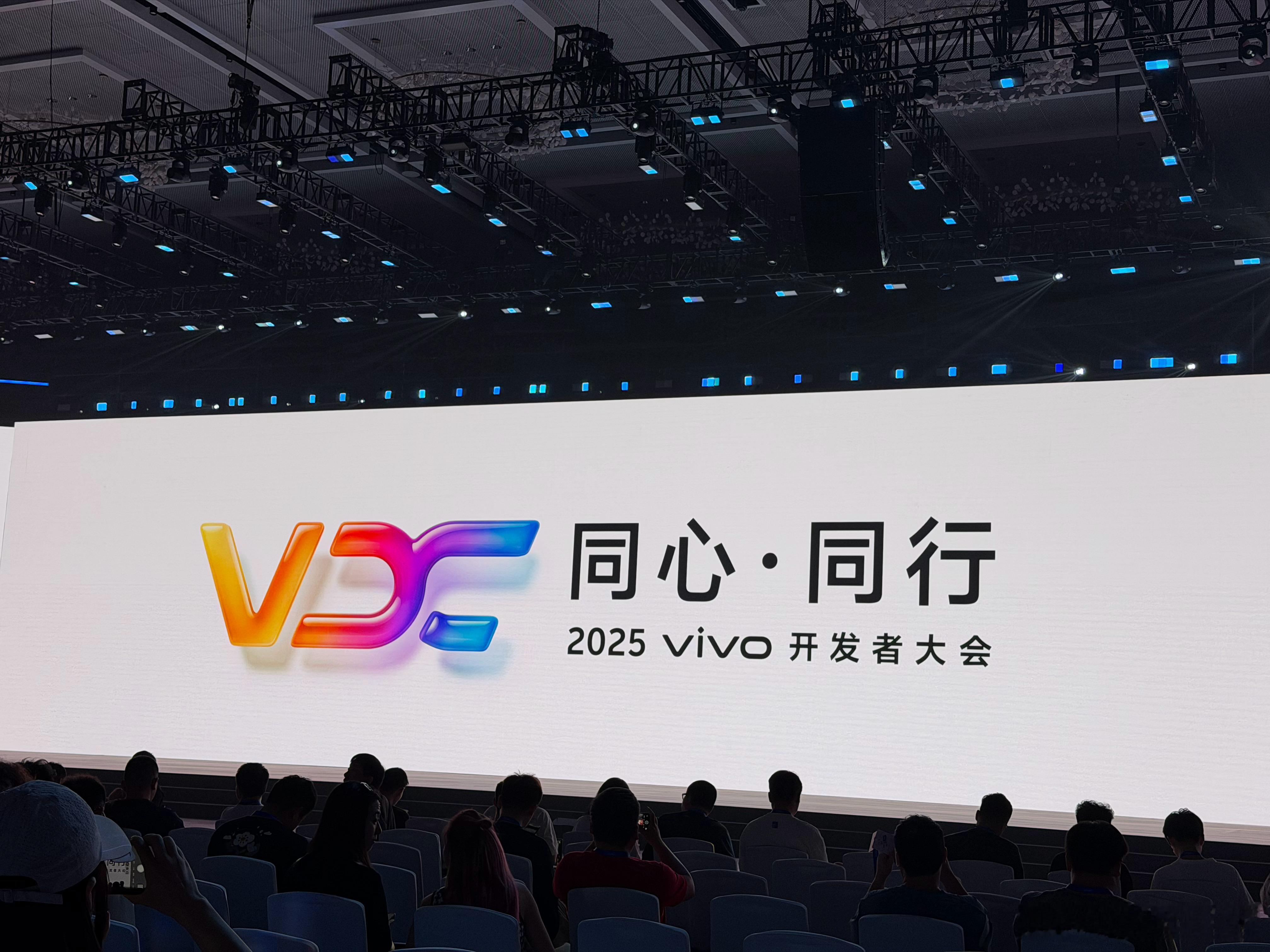 OriginOS6到飞起这次OriginOS 6首发搭载了蓝河流畅引擎，通过计算