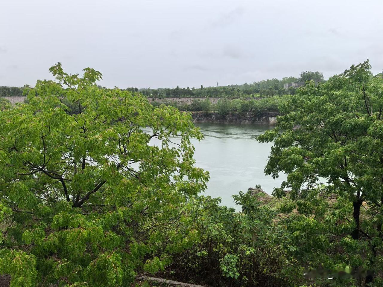 人去世了立了坟头石碑，石碑上磕着老祖宗及一代代的男性姓名，这就是说让一代代人传下