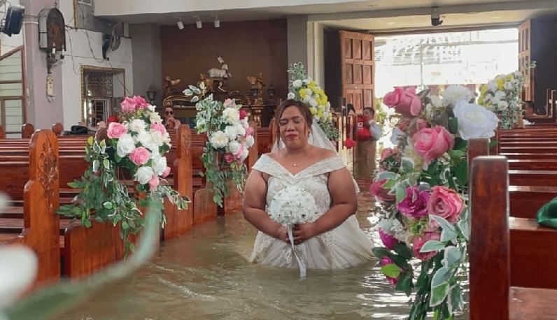 水上婚礼，菲律宾连日暴雨成灾，布拉干省（Bulacan）一座天主教堂严重水浸，洪