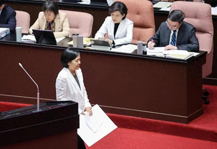 郑丽文表示说：
我父亲并不是1949年来到台湾的，是在50年代经过金三角来到台湾