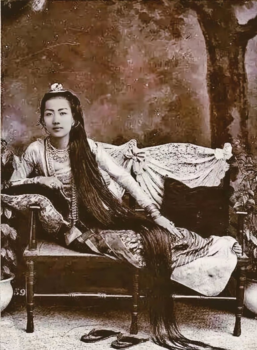 百年前拍摄的贡榜王朝公主的长发历史